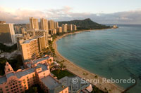 Vistes Panoràmiques de la platja de Waikiki Beach al vespre. Oahu.